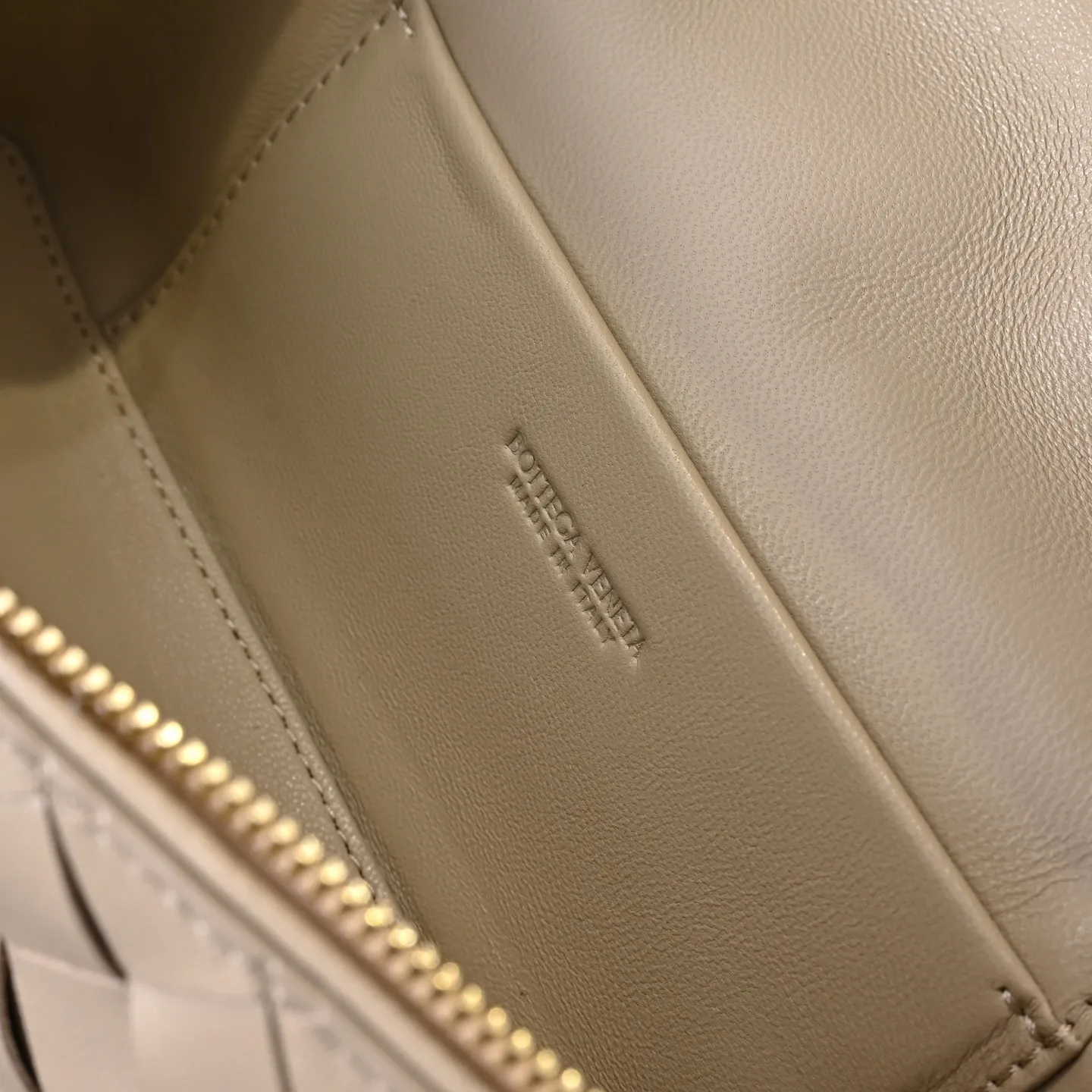 Batch 1360 Bottega Veneta 24 spring and summer woven zipper crossbody bag. A crossbody bag that can be used as a cosmetic bag. The exquisite weaving and compact body are an indispensable accessory for the upcoming summer. The double zipper also better protects the bag. It has a large capacity. If you like it, don’t miss it. Style number: 9109 Size: 22*12.5*5cm